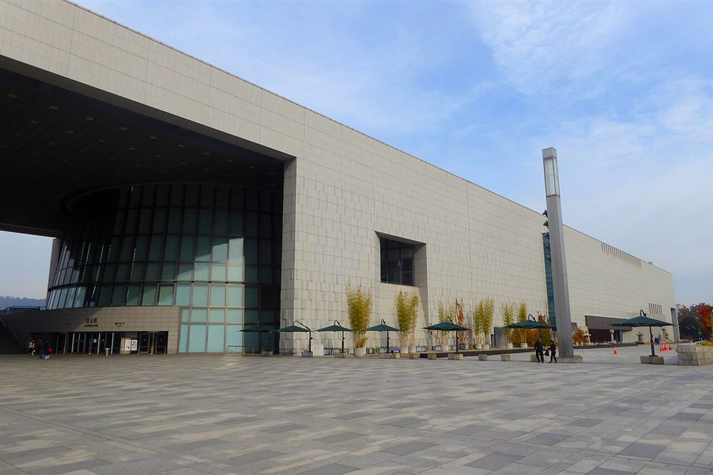국립중앙박물관 · The exterior of the National Museum of Korea in Seoul.